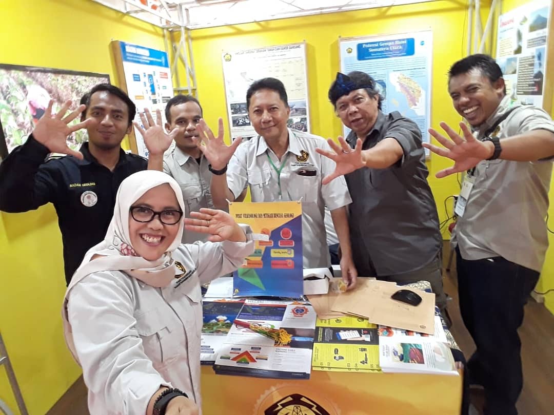 Kami punya SALAM PAMERAN, salam dengan jari terbuka...salam keterbukaan dari kami untuk membuka segala informasi

#SALAMPAMERAN
@kabargeologi 
<a href="/BNPB_Indonesia/">BNPB Indonesia</a>