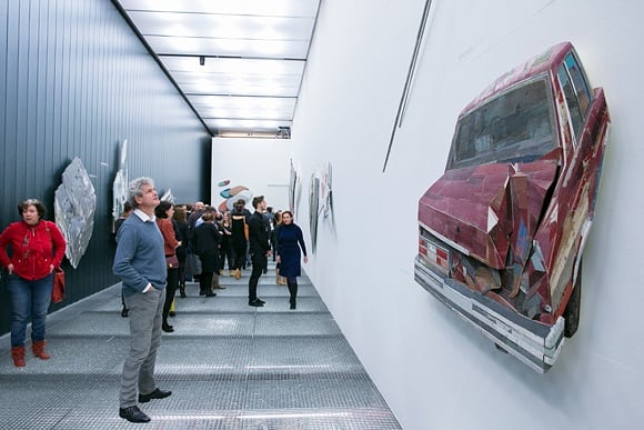 Op 25/10 presenteert BNO IMG LAB 'Remix' In het Nieuwe Instituut. Met O.a. @RonvanderEnde Zijn kunstwerken kenmerken zich door het gebruik van perspectief, waardoor een bizar effect ontstaat en ze vanaf een afstand gezien realistisch overkomen. Tickets via Link! #bno #bnoimglab