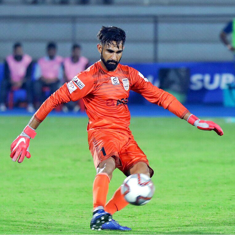 MumbaiCityFC's tweet photo. 4⃣ catches, 5⃣ saves and the first clean sheet in the kitty for @Amrinder_1 in the 2018-19 #HeroISL season! 🧤
#MUMPUN #MahaDerby #ApunKaTeam 🔵 https://t.co/EtErNA9xJl