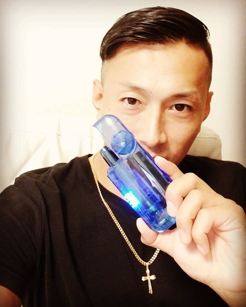 黒石高大 Twitter પર アイコス壊れちゃったから新しいのゲットしたぜ スケルトンで可愛い 映画では普通のタバコの方が絵になるから吸うけど プライベートは服と車と部屋が臭くなるからアイコス タバコ吸うくせにタバコの臭いが嫌いって言う矛盾 笑 アイコス