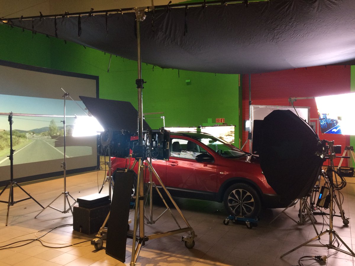 davidmonguet's tweet photo. Fin de semana en Vitoria rodando #lapequeñasuiza de @KepaSojo DOP #kennethoribe @neppc con sistema de retroproyeccion, pantallas LED y Catalyst https://t.co/jesywExRsU