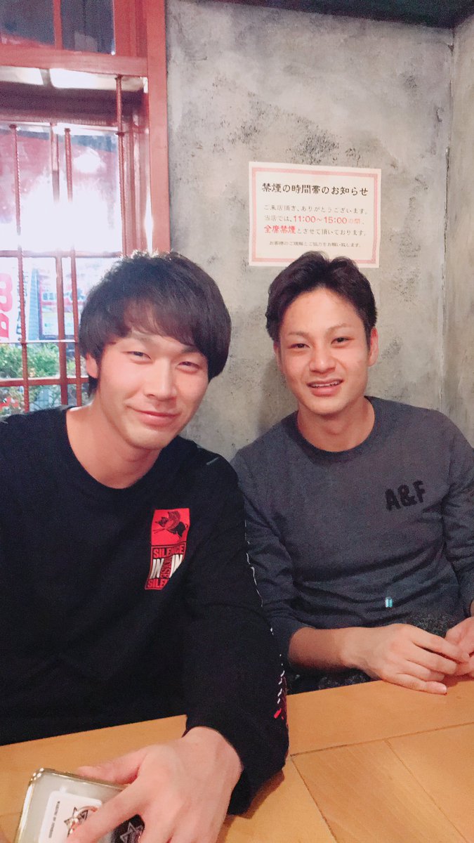 Yu Ki Twitterissa 朝起きて いまだにビール臭いですww 昨日はビールかけ終わりに翔太と大竹と担々麺を食べに行きました イケメンやな 武田翔太 大竹耕太郎 ビール臭い いまから帰福