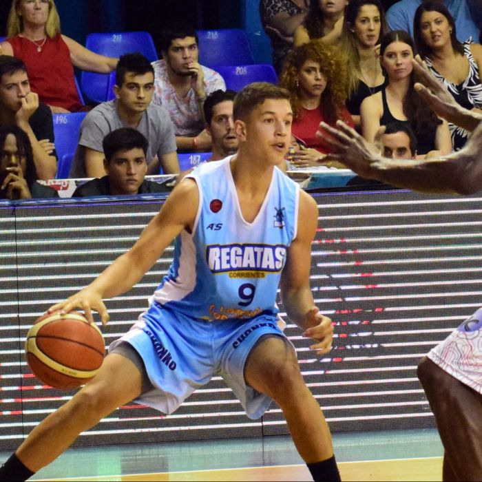 21 PUNTOS.
3 REBOTES.
7 ASISTENCIAS.
4 RECUPEROS.

De Marco Giordano en su primer juego con Regatas tras ganar el Oro Olímpico en Buenos Aires 2018.

PODES VESTIRTE PARA JUGAR @MarkitoGiordano QUERIDO.
