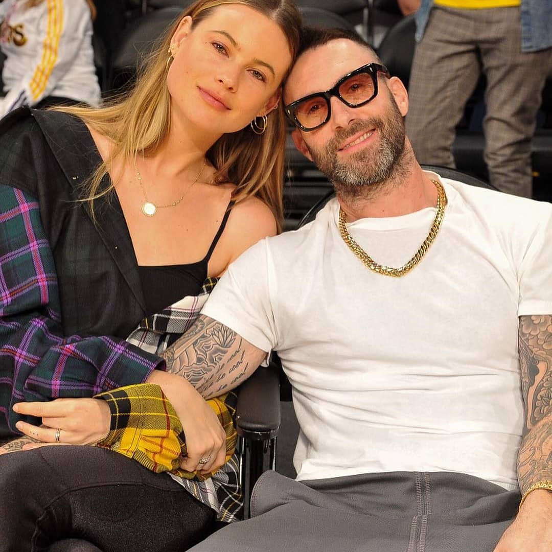 radioboxID's tweet photo. Good people #AdamLevine dan #BehatiPrinsloo sedang menonton pertandingan #Lakers pada saat pertandingan terakhir pasangan ini berciuman di depan publik 😍💞👏💏
#RADIOBOX https://t.co/Axqy6oZuN6