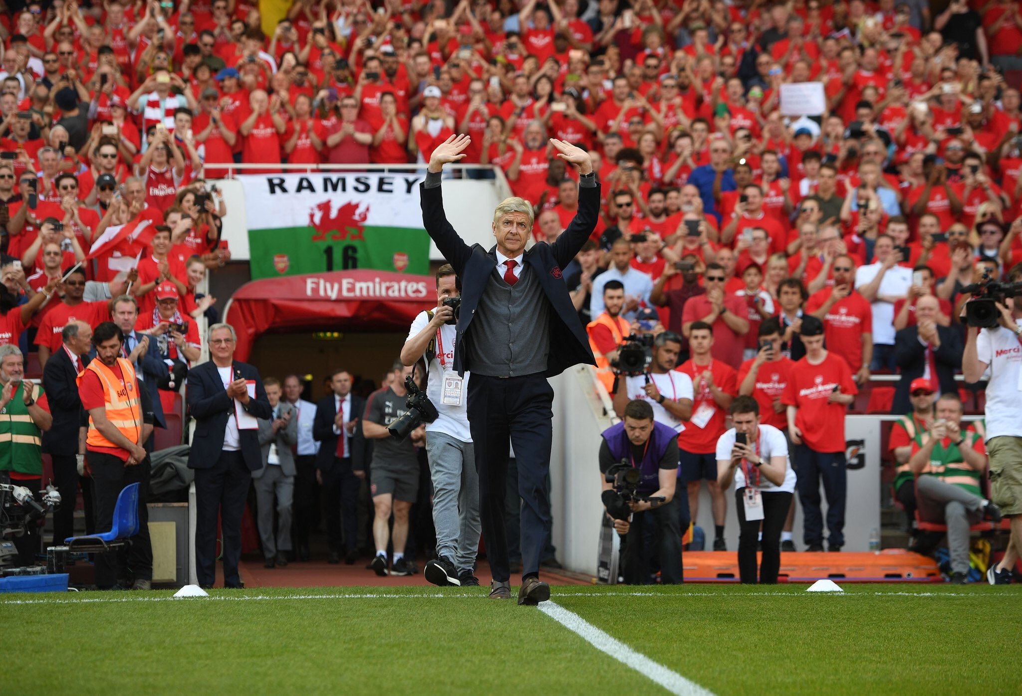 HAPPY BIRTHDAY TO YOU Mr.ARSENE WENGER  \s legend, always and forever. 
