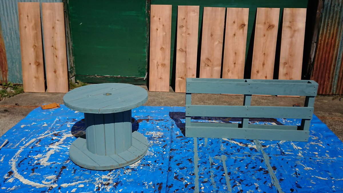 Toma Tomato こんにちは ˊᵕˋ ੭ さっき 旦那さんに頼まれた用事も済ますて来て ペンキ塗りも二度塗りまで完了 お天気良いから乾くのも早いね 空き缶にヤスリもかけたから 少し休憩したら リメ缶の下塗りしようかな ケーブルドラム