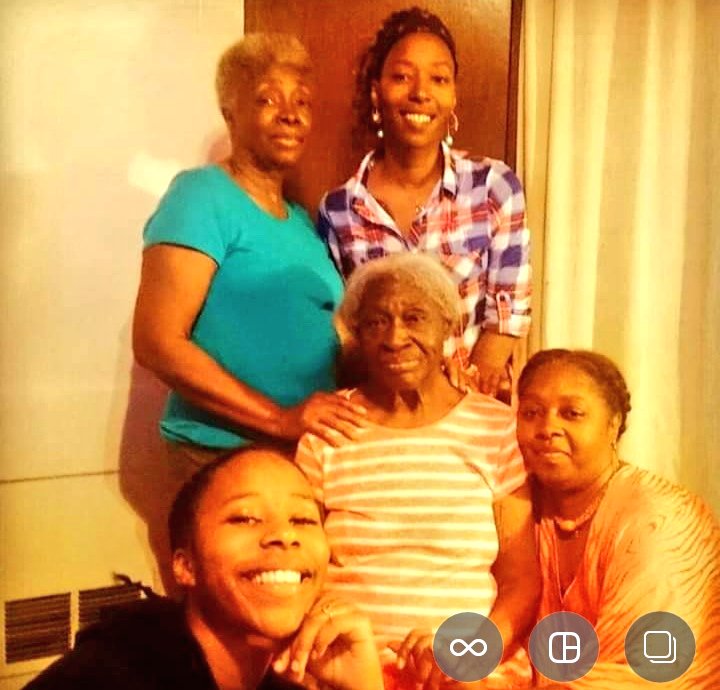chilou_gohard's tweet image. My mom's mom's mom 95
My mom's mom78
My mom58
Me40
My oldest daughter 17...
#fivegenerations of #BeautifulblackQueens..
With #ChiLouGoHard