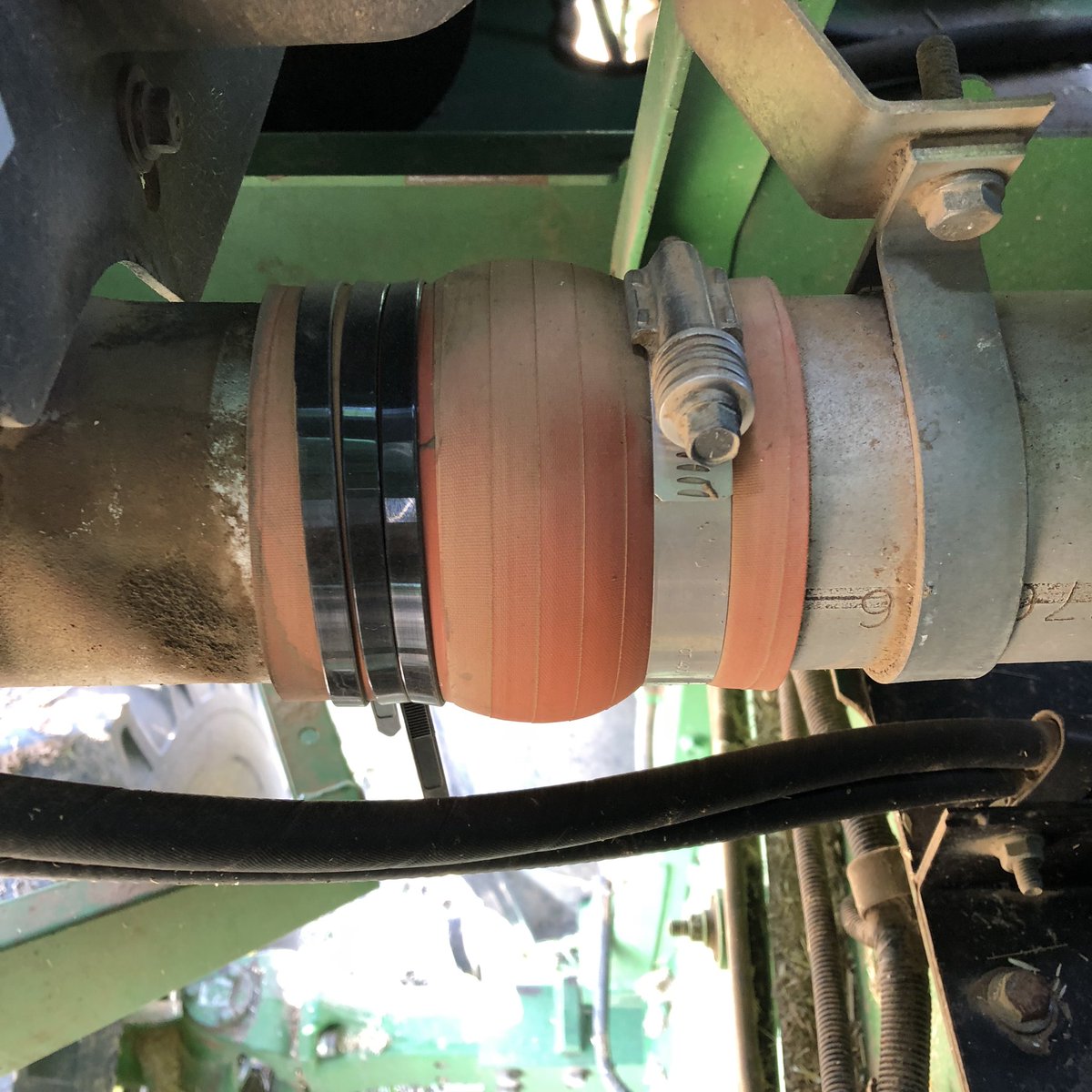 echocattle's tweet image. To anyone with #intercooled Agmachinery check your hose clamps Our #JohnDeere harvester lost this one🤔Can happen to any brand. Creates massive power loss &amp;amp; clouds of black smoke! Modern fencing wire  #Zipties quick fix with storms approaching @GrainGrowersLtd @NationalFarmers