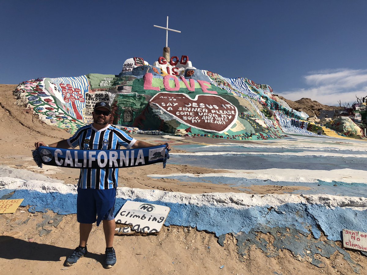 Salvation Mountain também COPADA! 🙏🏽🙏🏽🙏🏽 #GodIsLove @Gremio #CaliforniaDesert