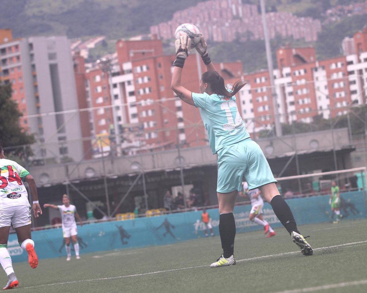 Dimayor's tweet photo. Terminó en Medellín el “Cuadrangular Amistoso Rosa” un fds dedicado a la prevención del cáncer de mama bajo la campaña el #FPCRosa. @atlnacionalfem @AHuilaFemenino @Leonesfutbolc @CLUBFORMAS Rindieron homenaje a todas las mujeres que luchan contra esta enfermedad. #DimayorSeSuma https://t.co/T9Z6UGVTGb