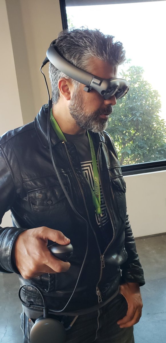 sfdavemartinez's tweet photo. #magicleap and great hair go together free your mind #davemartinezventures #drawandcode @magicleap @DrawAndCode @ConsulmexSFO @AMEXCAP https://t.co/nsYTMDoXOk