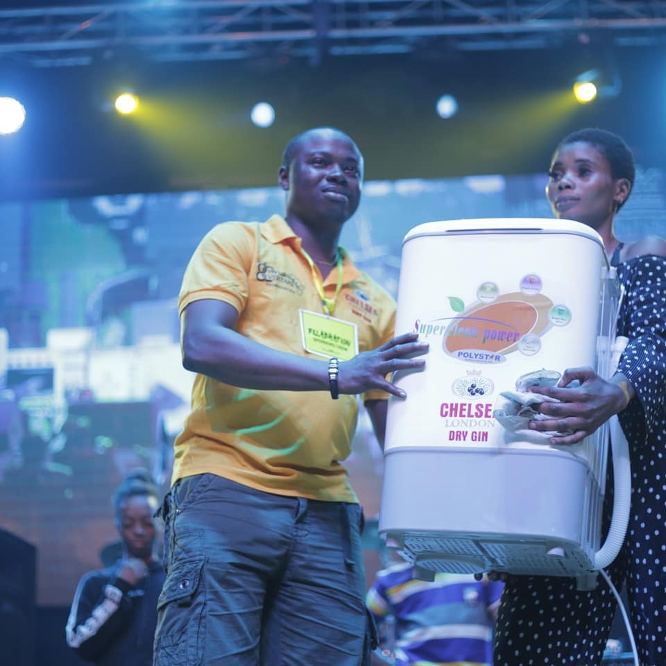 ChelseaDryGin's tweet photo. Senior Brand Manager, Chelsea London Dry Gin, presenting winners of the dance competition with their prizes.
#Felabration2018 #OvertakingOvertake #felabration #FelabrationWithChelsea https://t.co/DDt9L6h7p0