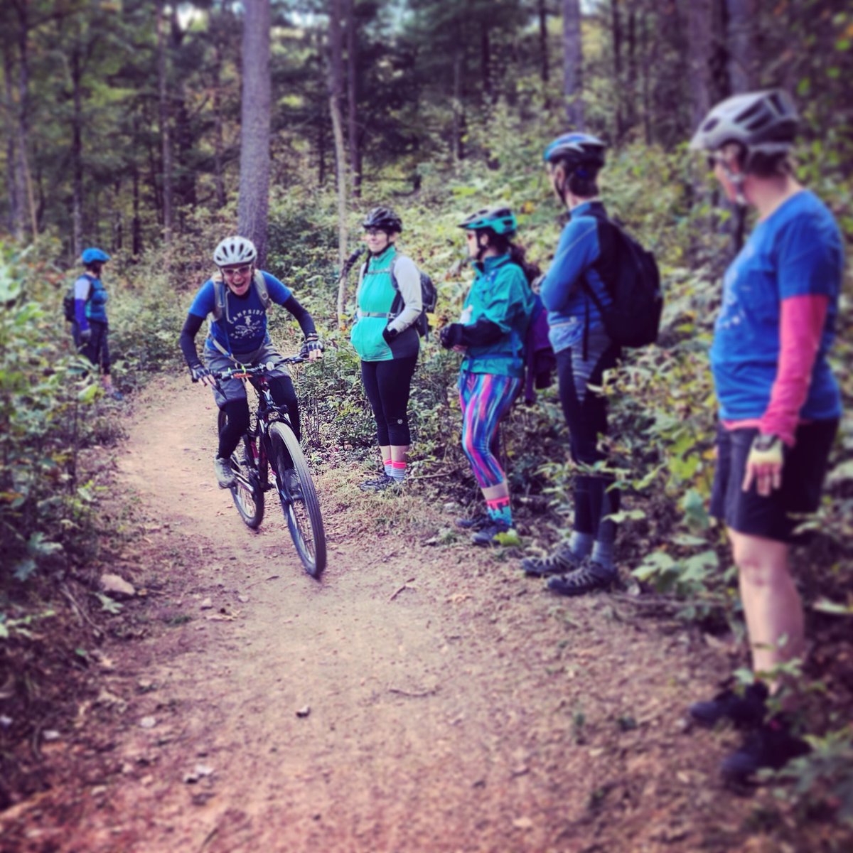 DNKPresents's tweet photo. Rider coming through! @CampsideSession 🚵🏽♀️💪🏽⛰
.
.
.
#mtb #mtbike #outdoorwomen #trailride #cornering #berm #womensclinic #empoweringwomen #campsidesessions #travel #dnkpresents #muddypedals #liveadventurously https://t.co/TMqiswzKHm