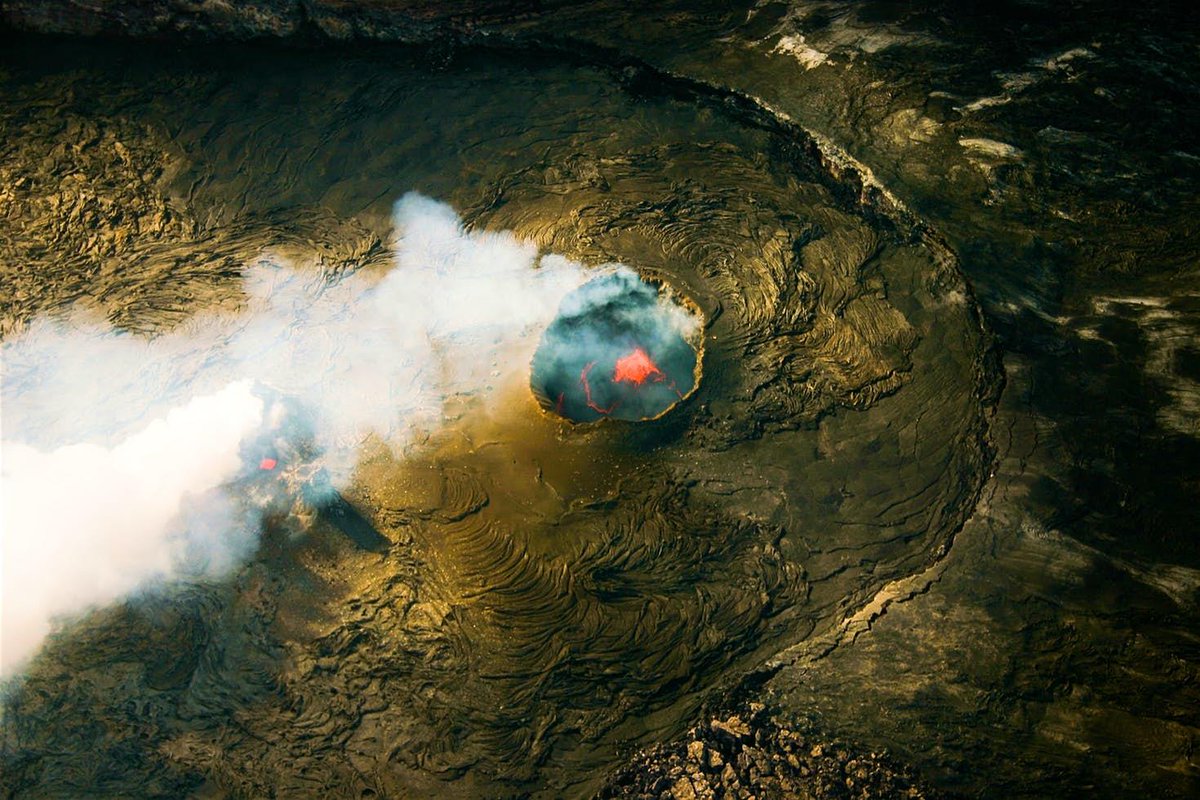 lonelyplanet's tweet photo. Exploring the volcanic wonders of the island of #Hawaiʻi @adamkarlin https://t.co/wukqpyzL2t https://t.co/I8MK6ywN4M