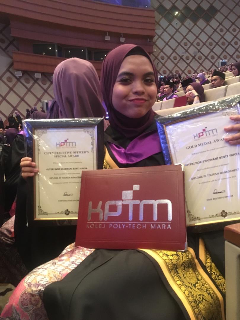 putplsxx's tweet photo. Yesterday’s convocation day for my diploma 🌸 Alhamdulillah graduated with CGPA 4.0 , Chief Executive’s Award and also a bonus Gold Medal Award 😭😭 Thank you so much to my beloved parents,my up and downs mates ❤️❤️ Alhamdulillah #KPTMKB #kptmconvocationday https://t.co/KuUetPsw0U