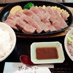 やばいっ!このステーキのお肉は絶対美味しい!外国の方に大人気のようです!