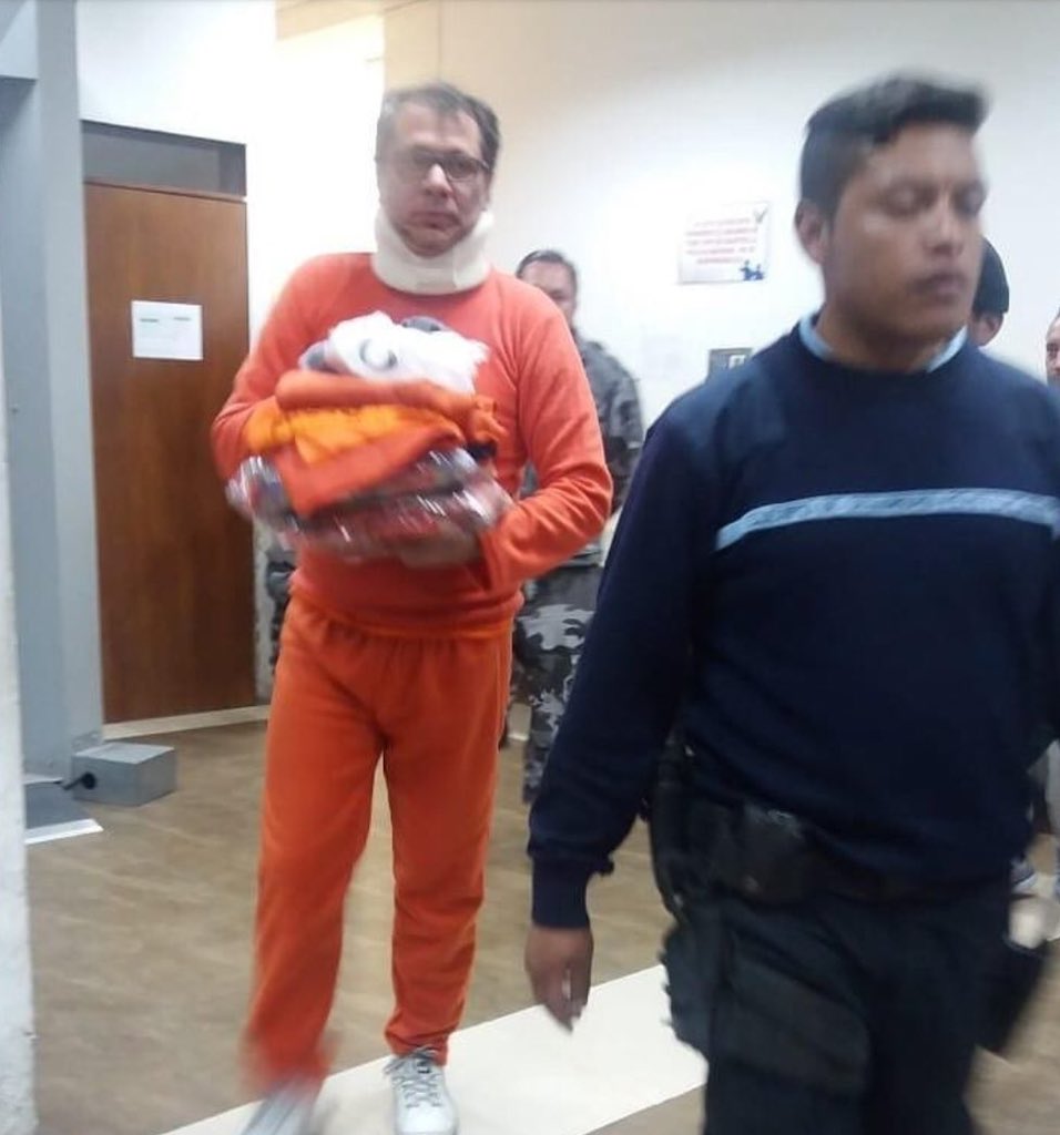 DonBurroReal's tweet photo. Así es como se ve Jorge Glas con uniforme naranja de reo al entrar a la prision de latacunga como cualquier común delincuente. https://t.co/5VTEmPdyHt