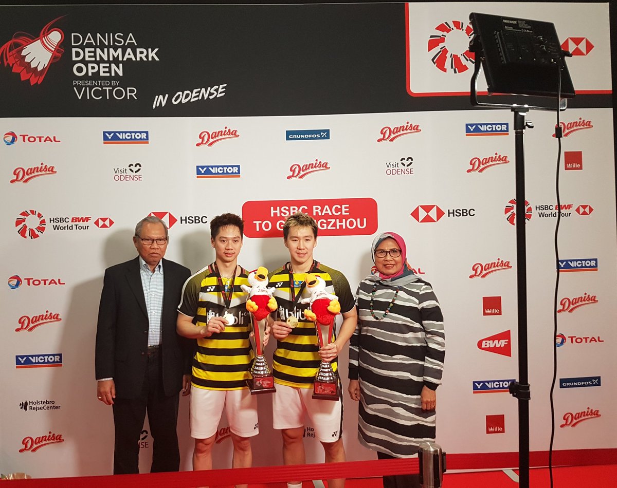 Kemlu_RI's tweet photo. Merah Putih Berkibar Melalui Kemenangan Ganda Putra andalan Indonesia, Marcus Gideon / Kevin Sanjaya di Pertandingan #DenmarkOpenSuper750 #DenmarkOpen2018, Odense DK @KBRIKopenhagen @INABadminton @BadmintonTalk Selamat Minnions! https://t.co/F9ozJbPdVK