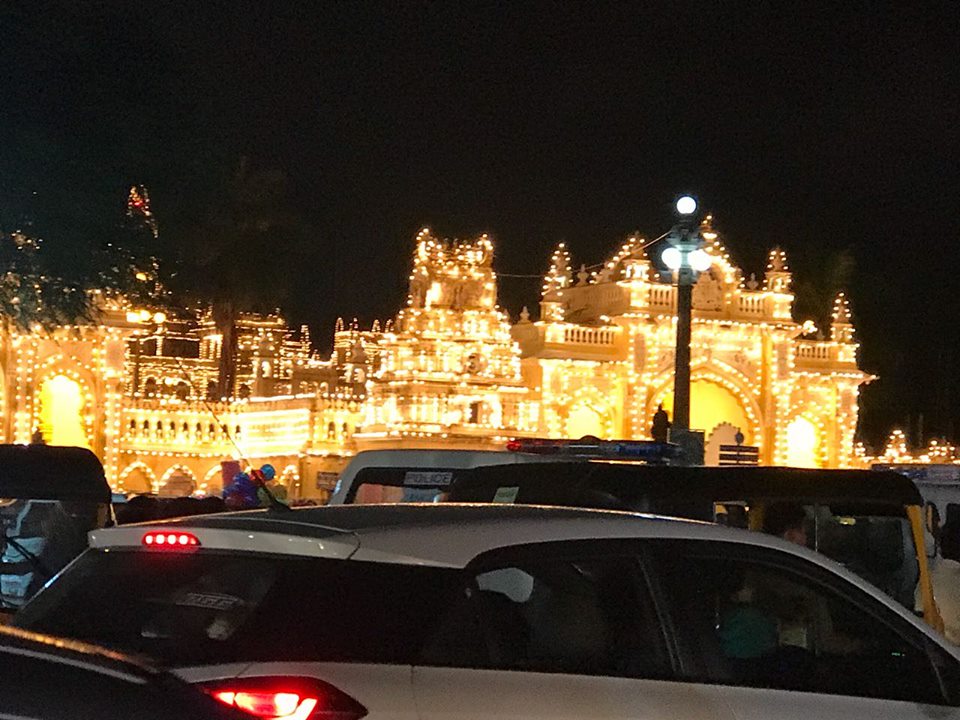 iam_anuradha_p's tweet photo. At Mysore Palace with the genius Sudha Murthy Ji for their Dussehra festival. Felt great performing at such a magnificent location. 🙏🙏🙏
#latepost #throwbacktolastweek #navratriscenes #mysorepalace #anuradhapaudwal https://t.co/MTDbqdXZeg