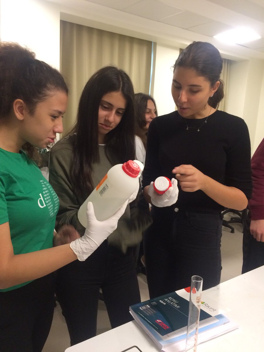 cambarscitech's tweet photo. 9.sınıflarımız önce laboratuvar kurallarını öğrendi. Daha sonra tehlikeli kimyasal madde sembollerini, kimyasal madde üzerindeki etiketlerden görerek kalıcı öğrenme gerçekleştirmiş oldular. #dogascitech https://t.co/EcZWKVloU7