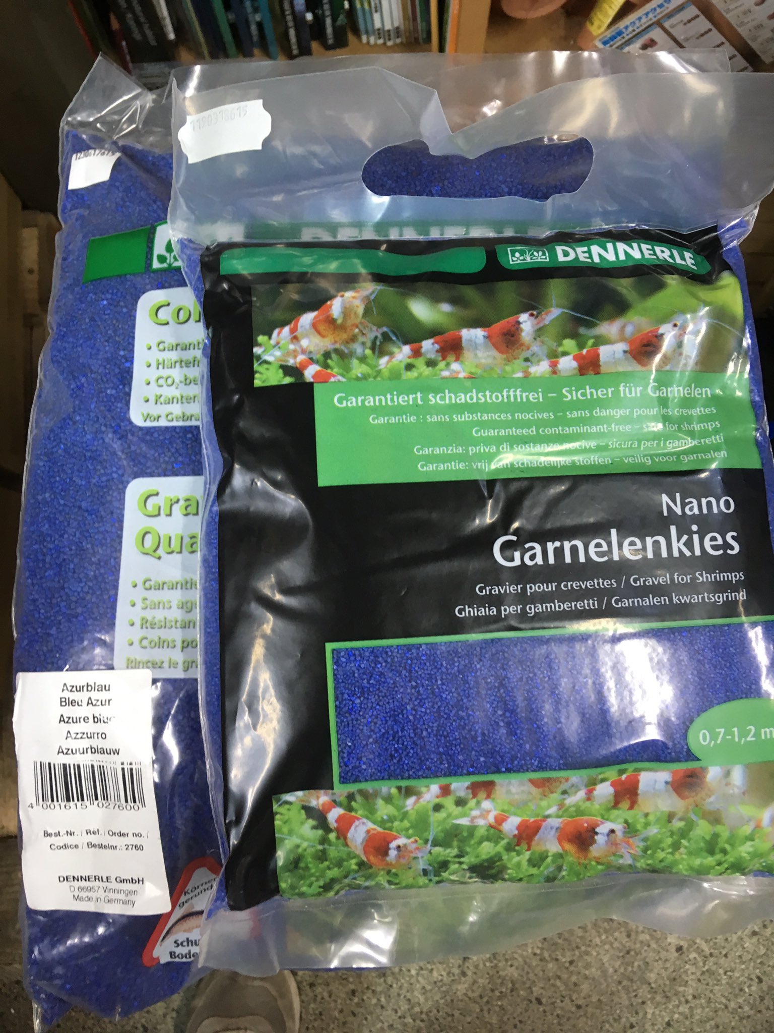 ユニアク にょろにょろ部 大人気にセラミック製底砂の新色が入荷しました 目の覚めるような鮮やかなブルーです T Co Z0ozyizxmf Twitter