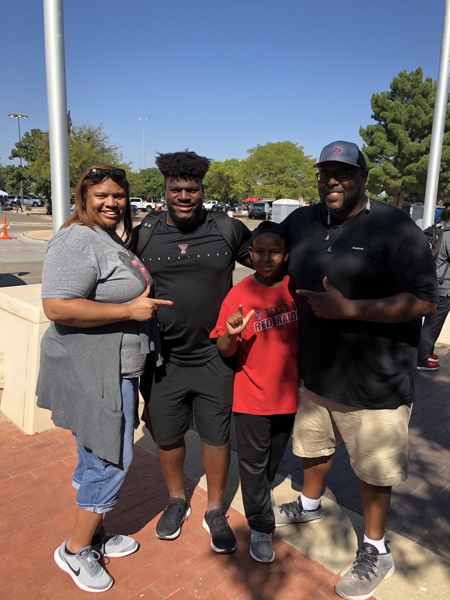 FeliciaMarsha10's tweet photo. My FAMILY...HUBBY and TWO SONS...each weekend when we are a complete UNIT! ❤️#ILCsDallasISD #ILCsGoodness #ILCsChat https://t.co/V1qlfgrS72