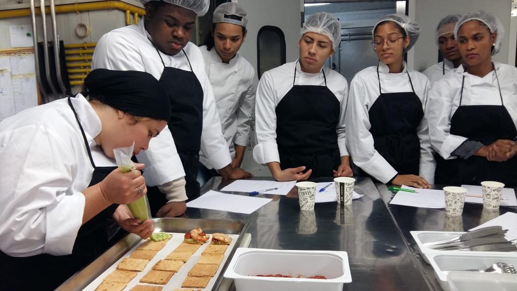 formaciocasal's tweet photo. Aprenent i gaudint. Primers plats. #jovesCasal #jovessisi #formaciodelabona #RavalBcn @SibarisCatering @casalinfants https://t.co/EjDqA1R6rK