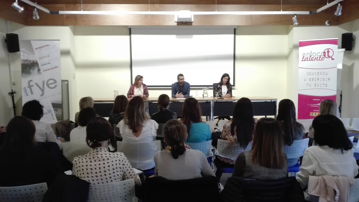 FYEAviles's tweet photo. El concejal @manucampa en la presentación del proyecto #EnfocaTalento del @aytoaviles, en la que participan 15 mujeres tituladas desempleadas de Avilés.
#enfocandotalento #mujeres #Aviles #empleo #empresas #FYEAviles #CentroEuropa https://t.co/XB9DkUnzYq