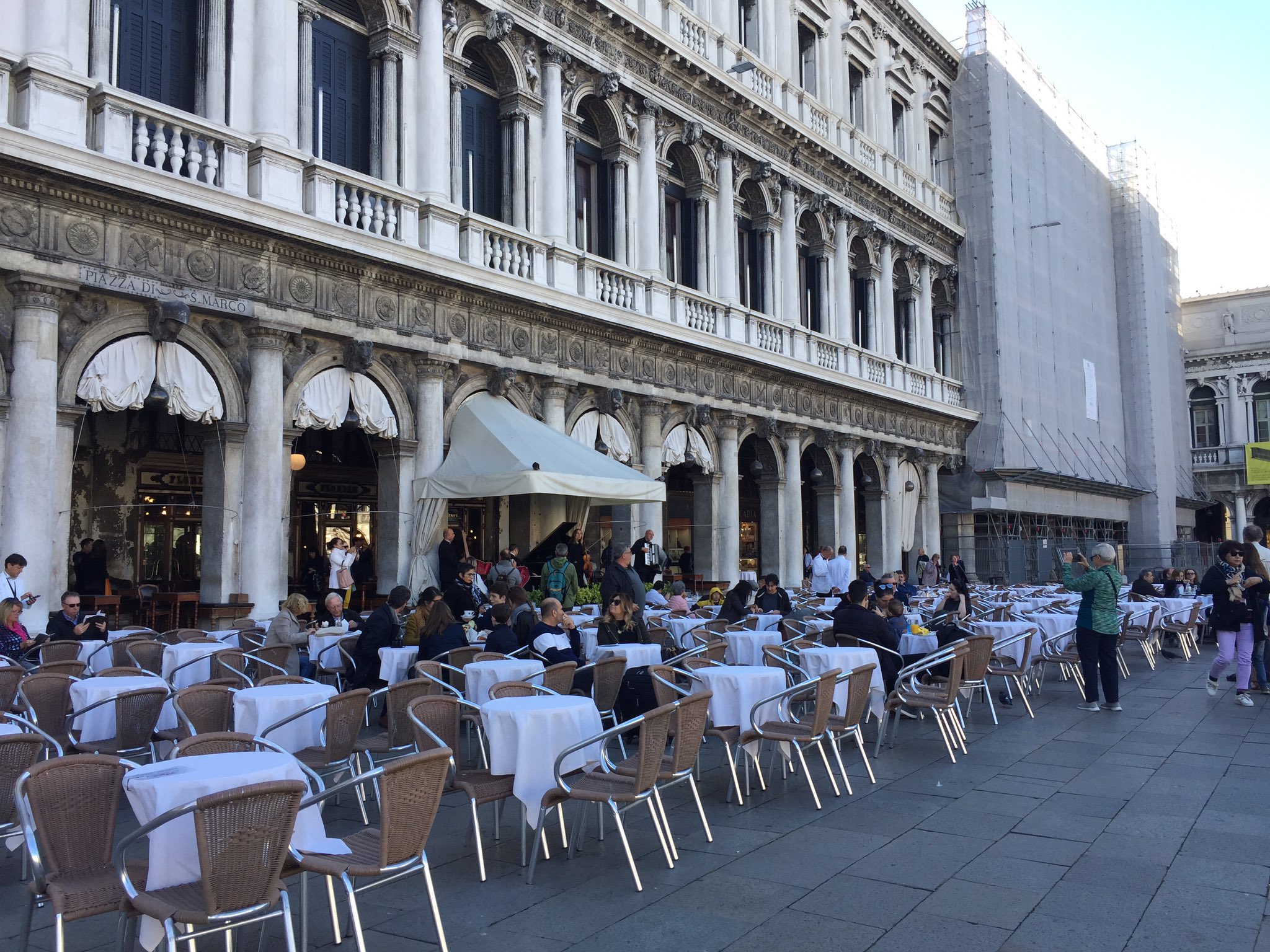なぐも サンマルコ広場のカフェ フローリアン ヴェネツィア最古のカフェで カフェラテ発祥店だという Ariaでも出てきた場所なので 寄ってみた お店が生演奏常にしてるってスゴイよなァ T Co Yseqfqe6un Twitter