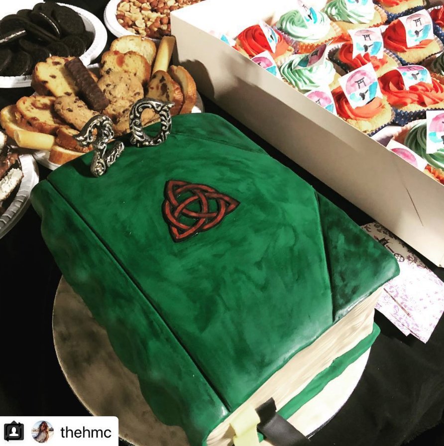 cakeway_FR's tweet photo. Fan de #Charmed ? Pour les 20ans de la série, nous avons réalisé un gâteau "Livre des Ombres" lors du @ParisManga  🧙‍♀️🎂 @cw_charmed . #CharmedReboot #Charmed20 #charmed2018 #cakedesign https://t.co/eszBbDnkoU