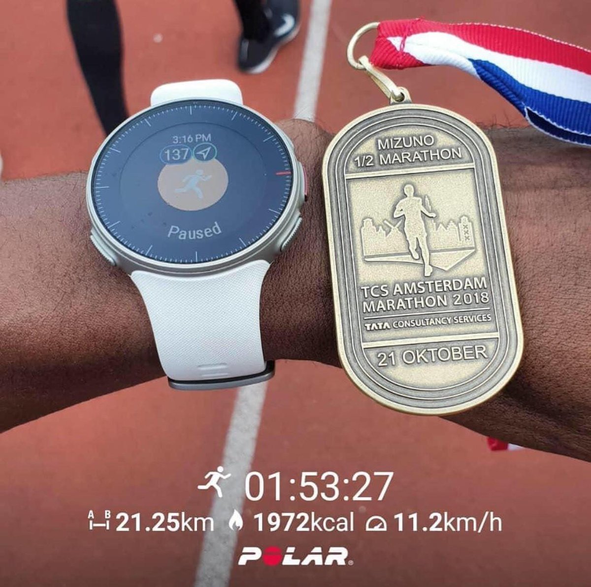 PolarSpain's tweet image. ¡Lunes post carrera! 🏅 Aunque tus músculos siguen cargados tras el gran esfuerzo de ayer, tu sonrisa expresa lo bien te sientes al saber que lo lograste.  💪
 #PolarVantageV #BloodSweatAndData 📷@amara.nwankpa