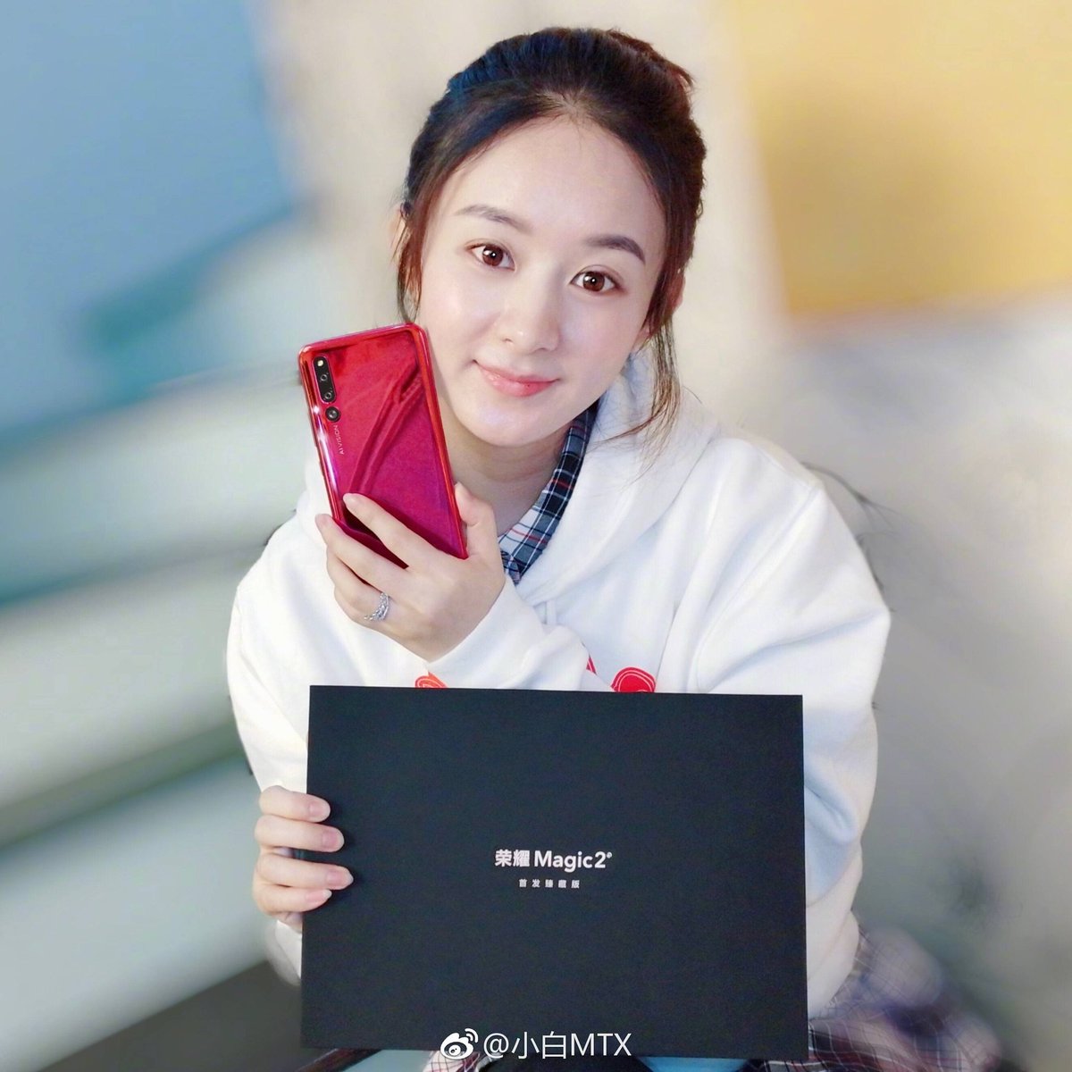 sdb_technews's tweet photo. #Honor #Magic2 
AMOLED 6.39 inch display, Kirin 980
8GB RAM+ 128GB storage
16MP+24MP+16MP Rear Camera Front 16MP, 3400 mAh battery

#HonorMagic2 #HUAWEI #smartphone #android #tech #technews #news #technology #trending #USA #UK #china #india #Gulf #ksA #Saudi #MiddleEast https://t.co/eaC3fonjPs