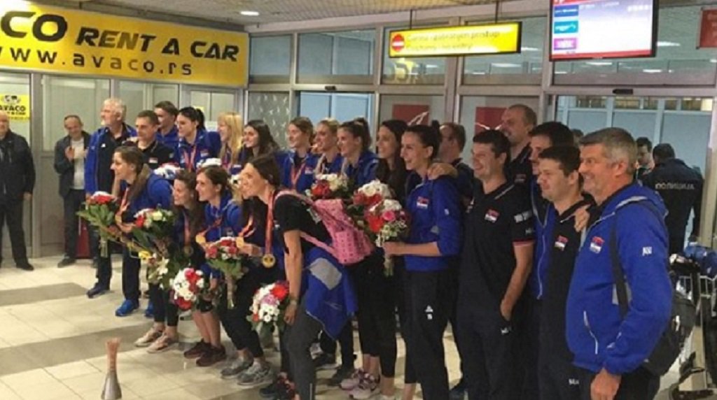 Warm welcome for the Serbian and the Italian girls at the airports
bit.ly/2ysi0Lk #volleyball #FIVBWomensWCH