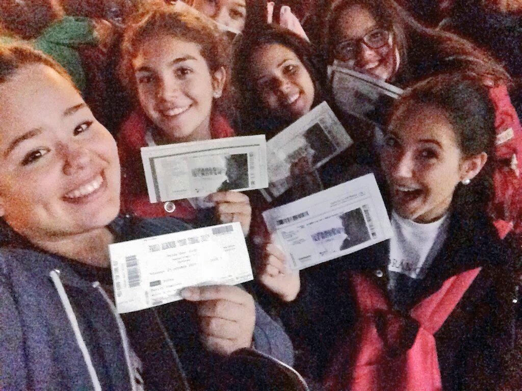 AndreaExpositoT's tweet photo. Hace tres años, tal día como hoy, @PMAF_Canarias viajamos desde Tenerife a Barcelona para vivir un sueño, el fin de gira del #TourTerral a tu lado ❤ @Gloria16L @Saray891999
@LauraCuaresma14 @SandraGSigut 
Recuerdos preciosos @pabloalboran! Nos vemos en 1 mes y medio en Madrid 😍 https://t.co/v43rMZly0D