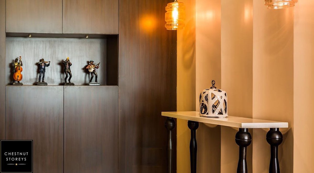 ChestnutStoreys's tweet photo. This classy nook is made of contrasting yet appealing combination of wooden paneling and fluted wall that gives it a striking look. Pendant lights add to the charm.
https://t.co/PenlaA0eJd
#ChestnutStoreys #InteriorDesign https://t.co/mVpR64Qau9