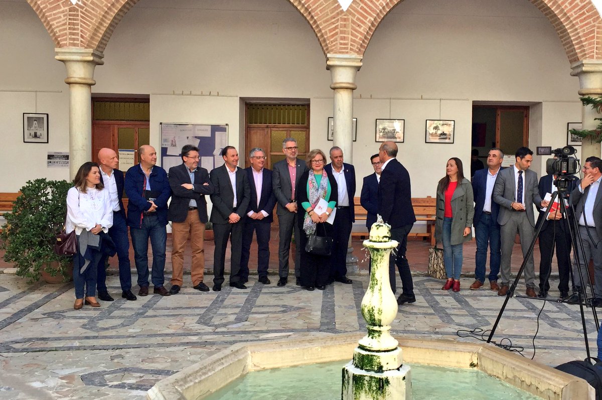 📸El Alcalde de <a href="/AytoZafra/">Ayuntamiento Zafra</a> José Carlos Contreras ha dado la bienvenida al presidente y al resto de equipo de gobierno de la <a href="/DipdeBadajoz/">Diputación de Badajoz</a> con motivo de la estancia en #Zafra para la reunión definitiva de los #Presupuestos19
#CompromisoConLaProvincia
#DipBDJZ