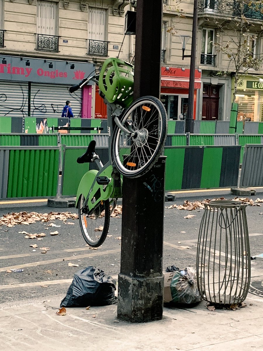 cantheaume's tweet photo. Bravo @Velib on trouve maintenant de plus en plus de vélos #velib #accrobate https://t.co/p5iAnxAuOT