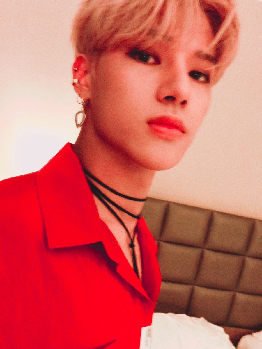 ATEEZofficial's tweet photo. [우영] D-2
여러분 저 우영입니다 ㅎㅎㅎ 이틀만 있으면 우리 드디어 볼 수 있어요 ㅠㅠ
목요일날 아프지 말구 조심히 와요!!
집에 돌아갈 때는 추우니깐 겉옷 하나씩 챙겨서 오기 약속해요ㅎ
사진은 1000년 만에 머리 내린 거 같은 저와
익숙한 저의 평소 모습입니다 ㅎ
#ATEEZ #에이티즈 https://t.co/MzVGpAI9Lm