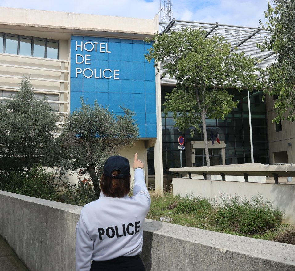 PoliceNat30's tweet photo. [#NotrePremierTweet] Bienvenue sur le compte de la Police Nationale du Gard @PoliceNat30 🚓 Prêt à  nous suivre ?😉 https://t.co/bNFmb05LRc