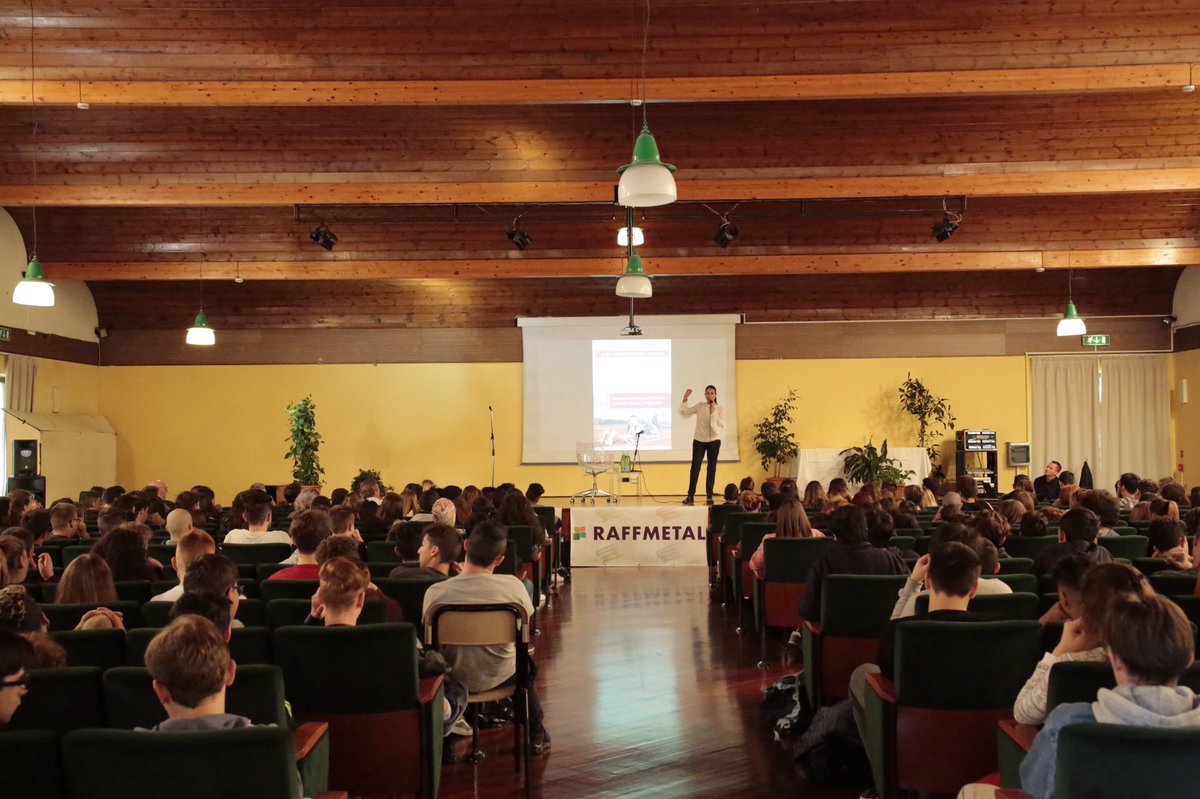 raffmetalSpa's tweet photo. Giusy Versace ha incontrato 320 studenti dell’istituto Perlasca di Idro e Vobarno.
I ragazzi hanno potuto capire che, con forza di volontà e coraggio, è possibile superare ogni difficoltà e raggiungere traguardi incredibili.
Grazie @GiusyVersace per la preziosa lezione di vita! https://t.co/hI7N6KqJ14