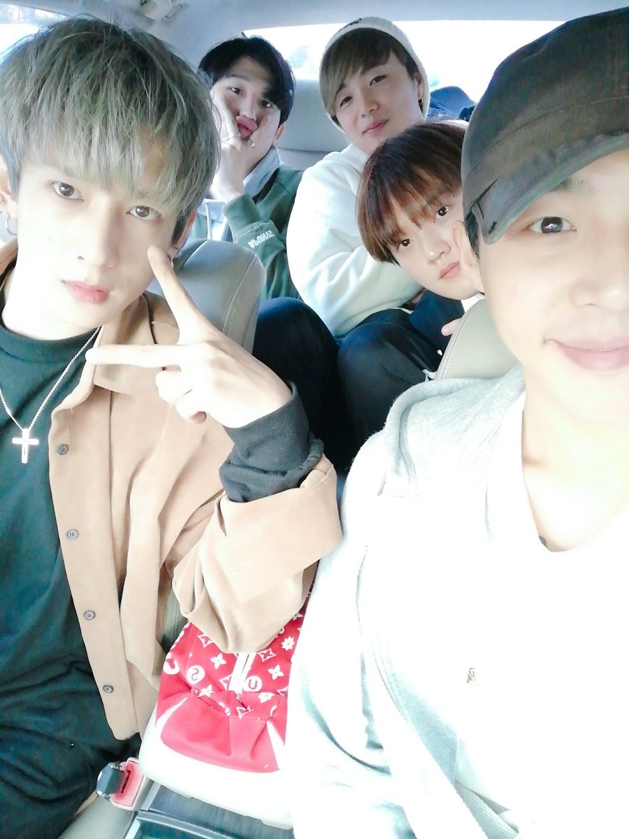 Vermuda_JP's tweet photo. 미팅이 끝났다😀

ミーティングおわりに！📷 https://t.co/YsNs3HUY3o