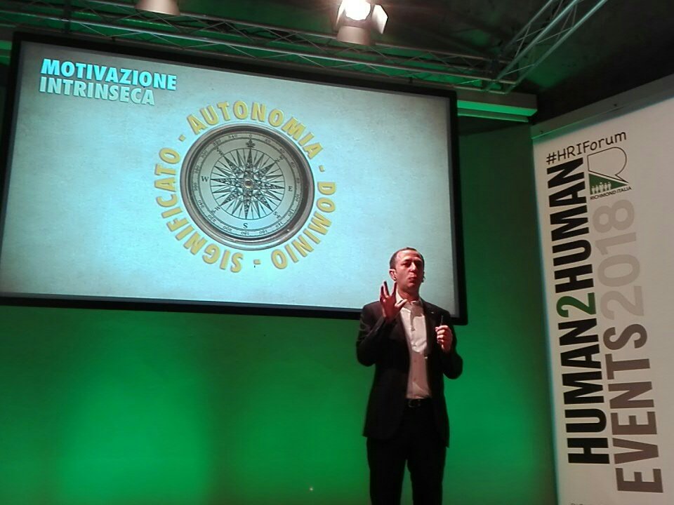 Come si stimola la #MOTIVAZIONE all'interno di un'azienda? Le parole chiave sono #autonomia #dominio #significato. Essere consapevoli di avere un ruolo e le capacità di svolgerlo pienamente in una situazione di reciproca stima e fiducia, con obiettivi raggiungibili e desiderati