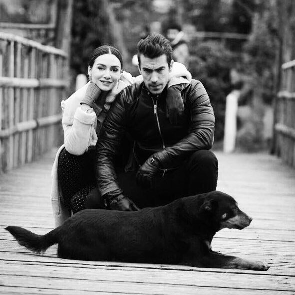 natanat63197771's tweet photo. Güne bu fotoğraf ile basladım mutluyum  #BirceAkalay #İbrahimÇelikkol #FerhatAslan #SiyahBeyazAşk https://t.co/DSaObsbKpV