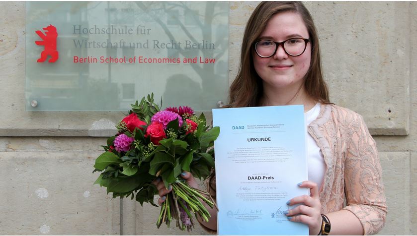 HWR_Berlin's tweet photo. Ihr Elan und ihre Begeisterung stecken an: Adelya Fatykhova erhält #DAAD-Preis für hervorragende Leistungen #ausländischer #Studierender. Die US-Amerikanerin mit tatarischen Wurzeln studiert im #IBMAN #HWRBerlin Mehr hier: https://t.co/vfG018fzfR https://t.co/KRVNykwLtk
