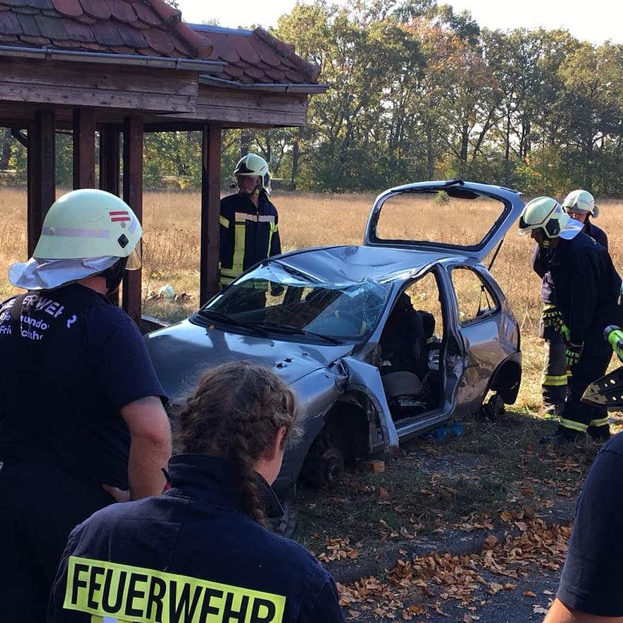 KFVLDS's tweet photo. +++ Übergabe des #Leistungsabzeichen #Technische #Hilfeleistung in #Bronze +++ Am vergangenen Wochenende beendeten rund 40 Teilnehmern/-innen an den Standorten #Luckau und #Freiwalde die #Kreisausbildung Technische Hilfeleistung. https://t.co/Qag2Taw8Ra