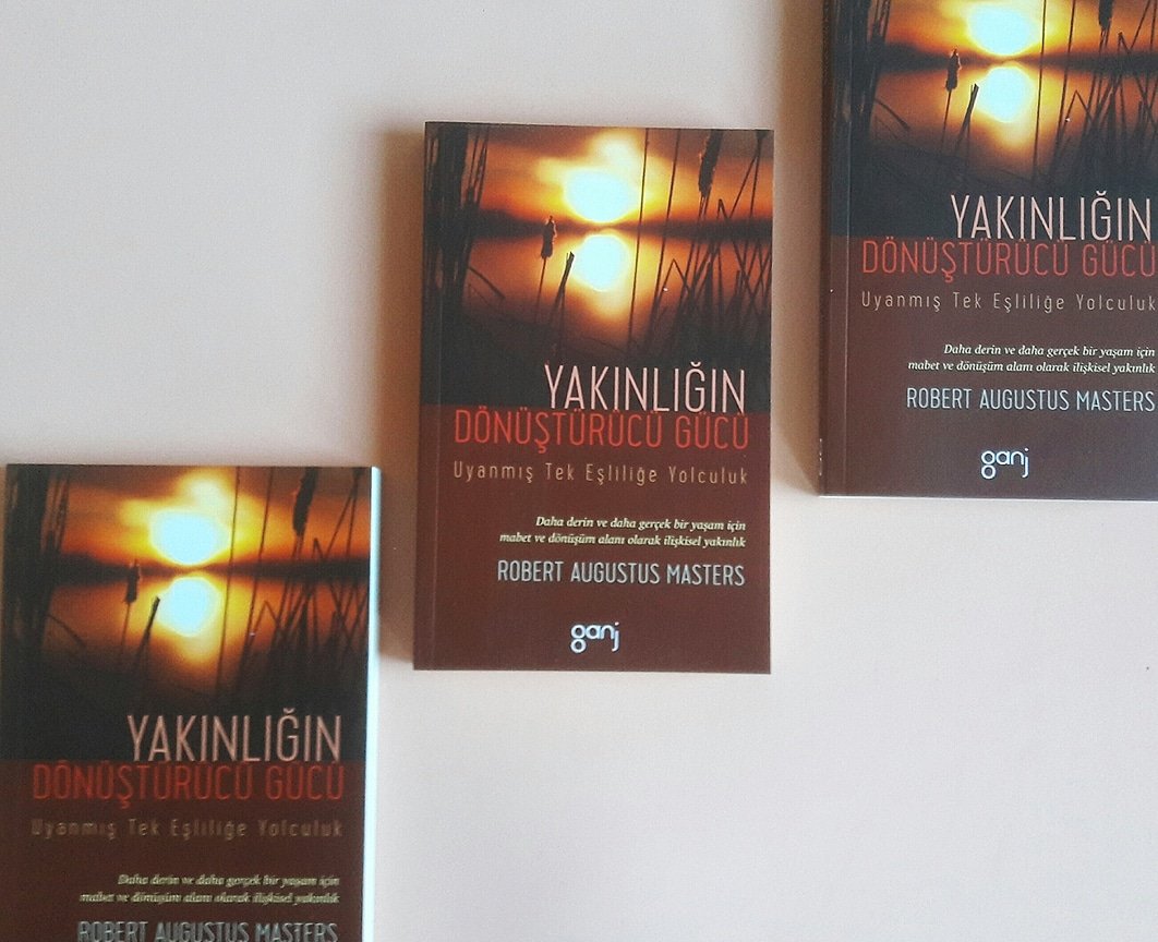 "Genellikle ilişkiler zorlaşmaya başladığında geri çekilir, kurulacak daha derin ilişkilerin mükâfatlarını elimizden kaçırmış oluruz."

Yakınlığın Dönüştürücü Gücü, uyanmış tek eşliliğe yolculuk.

#ganjyayıncılık