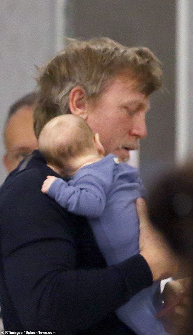 Piers Morgan (@piersmorgan) on Twitter photo 2018-10-22 08:38:48 BREAKING: James Bond ditches papoose. BREAKING: James Bond ditches papoose.