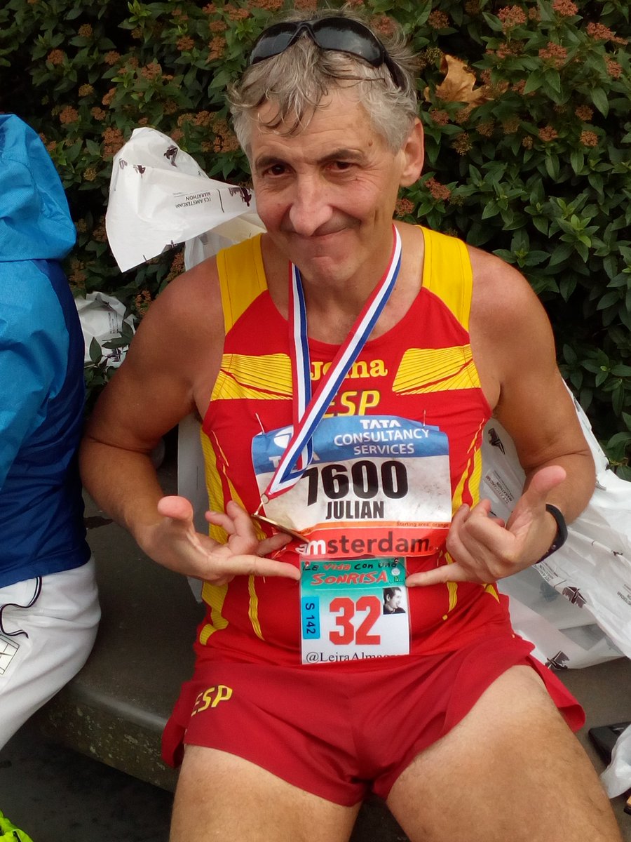 julianigle11's tweet photo. Siempre con la ayuda y la fuerza del #dorsal32 de @LeiraAlmagro y su lucha por #laELAexiste peleando los 42 km del maratón de Amsterdam.
#TCSAM18 #TCSsuperheroes
22º #MaratonConUnaSonrisa del año.
Mi cuerpo sigue sin hacerme un brexit, pero está en ello.
📷 @AnaRieraAragay 👏👏 https://t.co/aHeG4HMPmN