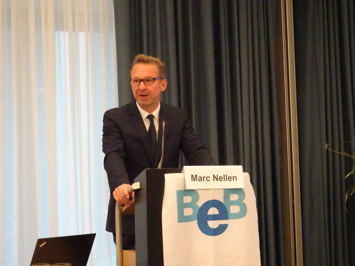 BeB_mitMensch's tweet photo. Ministerialrat Marc #Nellen überbringt dem #BeB Grüße von Bundesminister @hubertus_heil und Staatssekretärin @KerstinGriese und dankt dem scheidenden BeB-Geschäftsführer Rolf Drescher für die langjährige gute Zusammenarbeit mit dem @BMAS_Bund „im Namen des ganzen Hauses“! https://t.co/CCAr1wd2Ns