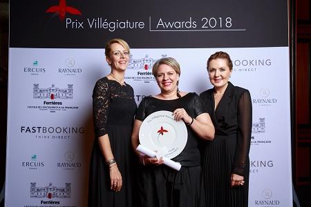 GreceParis's tweet photo. Le lundi 15 octobre, S.E. l'Ambassadrice de #Grèce en France Mme @aghi_balta a honoré de sa présence la soirée de remise des Prix Villégiature Awards 2018, au cours de laquelle l'établissement Out of Blue #Capsis Resort a remporté le trophée du Meilleur #Spa de #resort en Europe https://t.co/qr8KBBjGnf